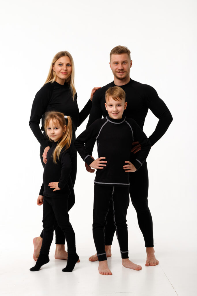 rodzina w odzieży termoaktywnej
