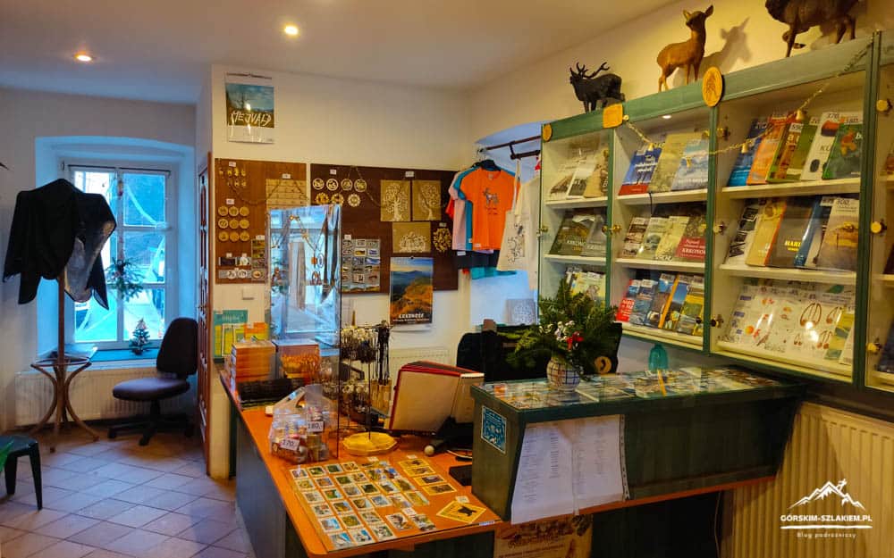 Sklep turystyczny z mapami i pamiątkami z Górskich Szlaków.